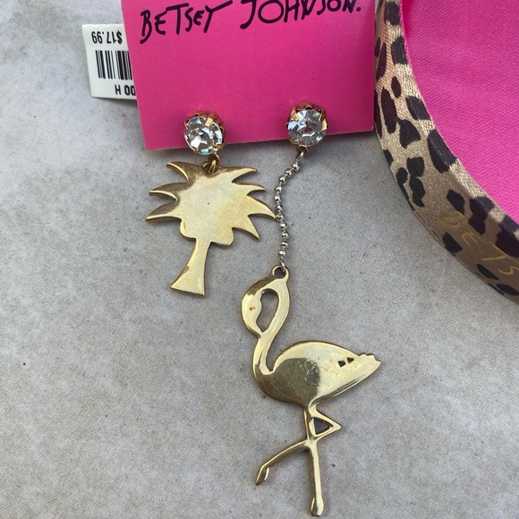 Betsey Johnson blanket and earring set - Picture 7 of 16